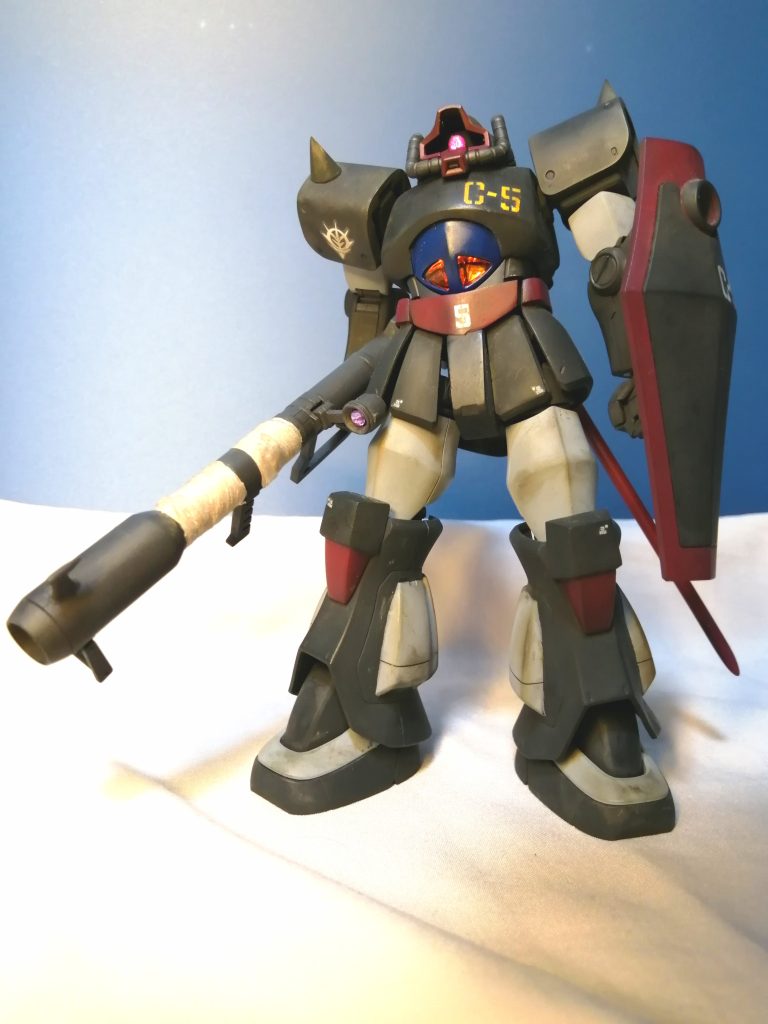 ドムと見間違えるのも無理はありません？正式にはグフ試作実験機です。マニアックな機体なのでキット化されてません（ロボット魂ではキット化してます。）なので、リバイブグフとドム試作実験機のミキシングで作成してます。