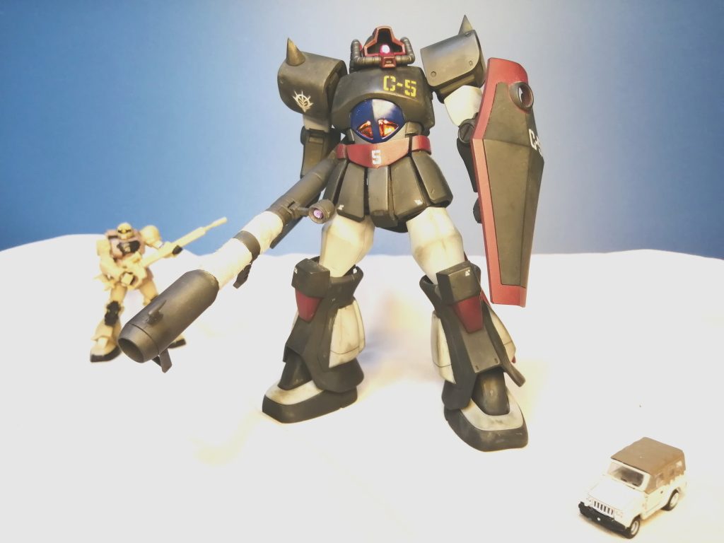 おまけ。砂漠のジオラマ風です。砂漠に見えるかな？手前が同スケールのジープ。後ろにぼかして見えるのはザクスナイパーです。