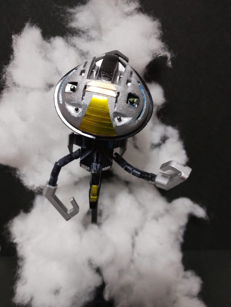 【第二形態】クールチブルから胴体を交換。頭部は装甲を1枚追加、上下反転。胴体はコアファイター。手は壁掛けフックを使用。一番それっぽくない。。。昭和の宇宙人っぽい。