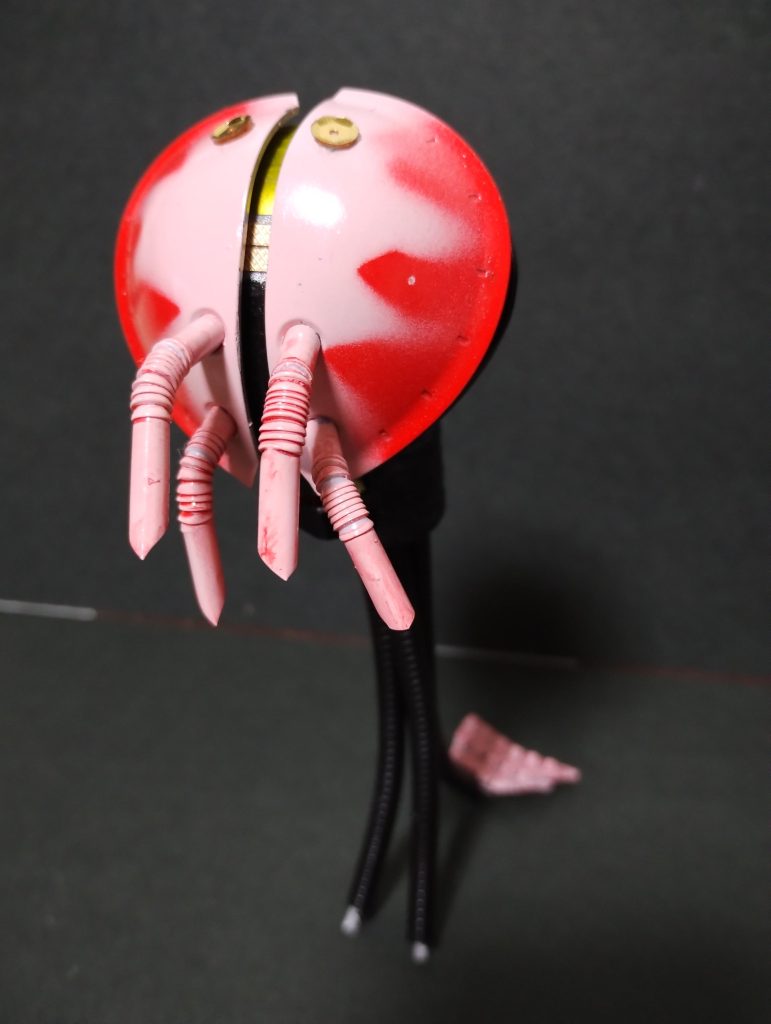 【第三形態】ヴィラ胴体をチブルに戻し足をまっすぐに。頭部はさらに装甲を追加。尾びれはガンタンクのキャタピラを加工。触覚?はストローです。第4使徒っぽい・・・,というより昭和のパチモン怪獣っぽい。