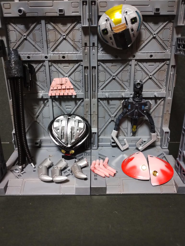 パーツ全てを並べてみました。三脚とコアファイターにはボールジョイントを取り付けて頭部と連結させてます。