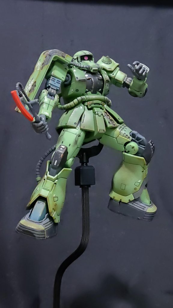 ドアンザクと言えば、部分的に剥がれた装甲です。そこにタミヤのウェザリングマスターで錆や汚れを演出し、角部分は塗装が剥がれたイメージを出すため、ガンダムマーカーのシルバーを少し乗せた感じです。