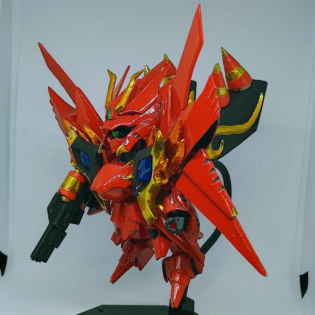 肩アーマーが巨大なため肩の回転はほぼ不可能ですが、EXSD手首本来の可動性により、武器を手にした状態でも様々なポージングが可能です。