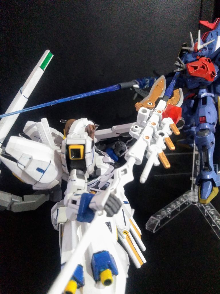 付いた二つ名が「熱血バトル魔法アクションアニメ」及び「魔砲少女アニメ」と呼ばれています🤣「レいジング はート」はビームサーベル発振が可能(劇中は無かったと思う?)