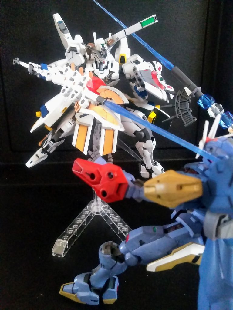 作品内での魔法は「科学+魔法」みたいな扱いで、魔法の演出が「機械の様相」になっています😋                    「後に仲間になるライバル達や真の敵、パワーインフレや必殺技魔法のカッコ良さ」等々、完全に男の子向けです😆🎵🎵追い詰められていく「エリーちゃんも最凶ビット」を召喚か❗