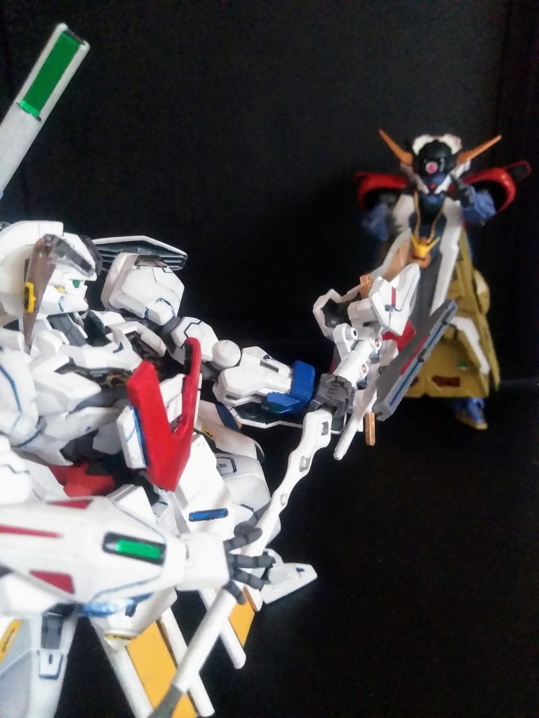 「レいジング はート」は「デバイス」と呼ばれています。もう、完全に機械ですね🤗         状況に応じて「杖から砲撃形態」へ変形しますヤッパりお約束の「メインウェポンのパワーアップ」も御座います😭                                        その名も「レいジング はート エくセリおン」 必殺技は「スターライト !ブレイカー!!」もう疑い様がありませんね😃