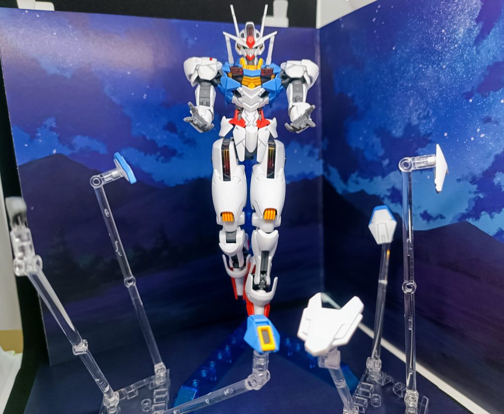 「祝福をキミに…」撮影ボックスに収まらない(-_-;)フライトユニットに付いてあるハンドパーツでこんなポージングをしてみました。ディスプレイパーツも2つありますがベースが簡易しかなかったので固定できず、めんどくさくなり情報量不足になりました。因みに、このあと相手はズタズタになります(笑)と言う事で、ガンダムエアリアルでした〜次回も水星の魔女シリーズを作りたいと思います。よろしくお願いします!