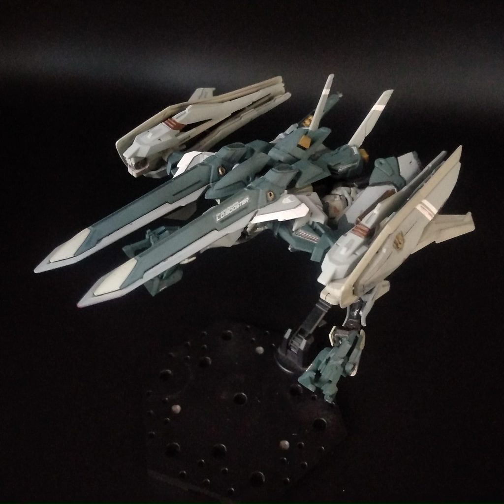 爪の有るモビールアーマー形態に格好良さを感じてしまったので、こいつを作ったのですが、なんか物足りないな、あぁ、垂直尾翼無いな、と思ったので、プラ板とポリキャップのランナーで可変翼にして作りました。可変翼にしなくてもいいかも、でも垂直尾翼は必要だと思いました。