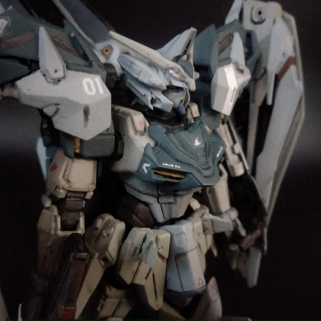頭、デザイン変えました。このガンダム、耳があるなぁ、角と耳の間が開いてるなぁ。埋めよう。耳の位置に付いていたのを上に上げ、耳の位置の空いたところに、プラ板でもう1枚、らしいのを作って貼って埋めました。