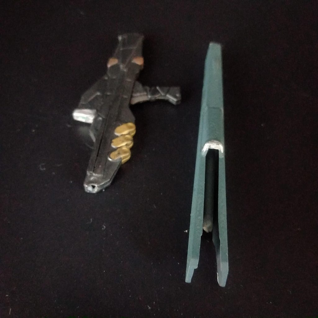 持ち手の方に穴を開けて、穴の大きさと同じプラ棒を銃先に仕込んだという証拠写真です。プラ棒見にくいですが、言いたいことは分かると思います。