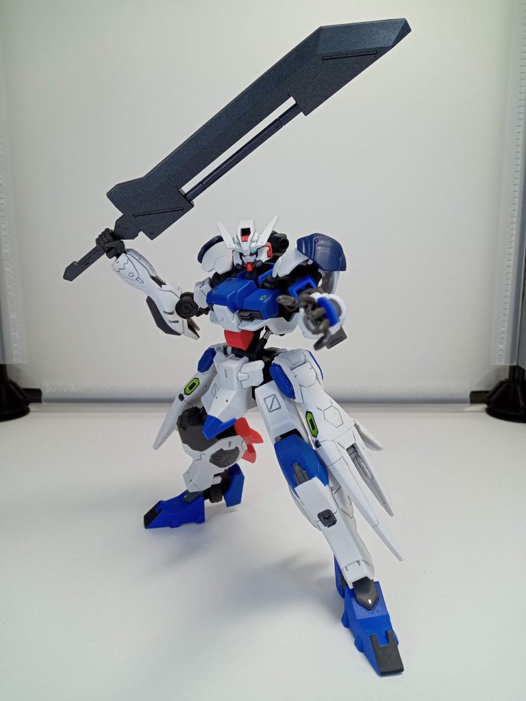 オプションセット5のバスターソード、持ち手の部分が気に入らなかったのでカット、デモリッションナイフの持ち手の部分D7の穴が空いてる所をカットして接着してメタリック塗装しました。「ハァァァァー! 」