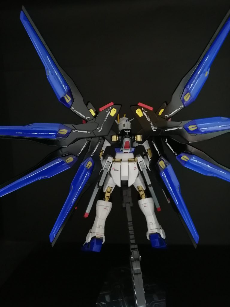 所々入る金色の部分塗装はガンダムマーカーゴールドが大活躍しました😁ウイングのパールブルーとゴールドの塗り分けが難しかったです。パールブルーは一部筆で塗り直しました。プリズムブルーブラックは初めて使ってみたんですが、ほとんど黒ですね。渋くてかっこいいです。