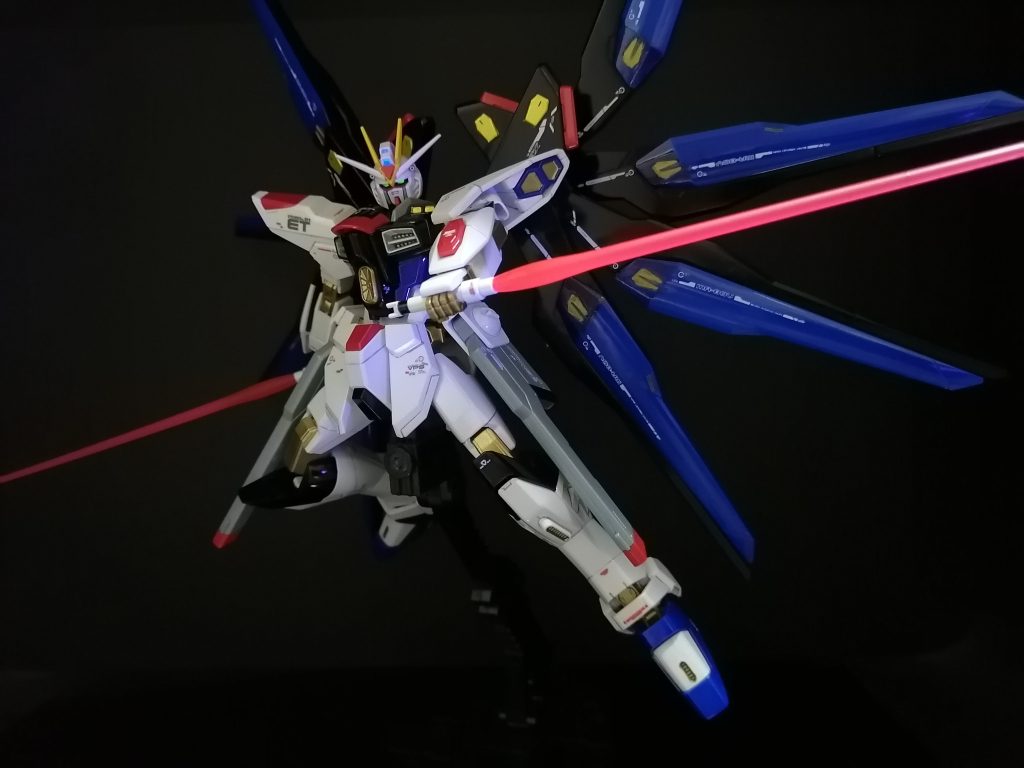 UVライト撮影です。頭部カメラ・ツインアイ・ビームライフルスコープ・ビームサーベル・シールドは蛍光カラーで塗装したので、UVライトで発光します。