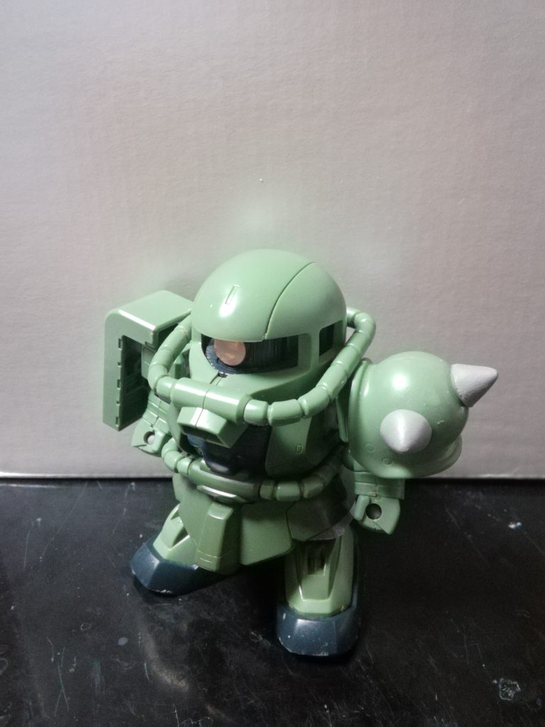 左肩のスパイクアーマーも若干変更。スパイク部をパテで大型化しました。