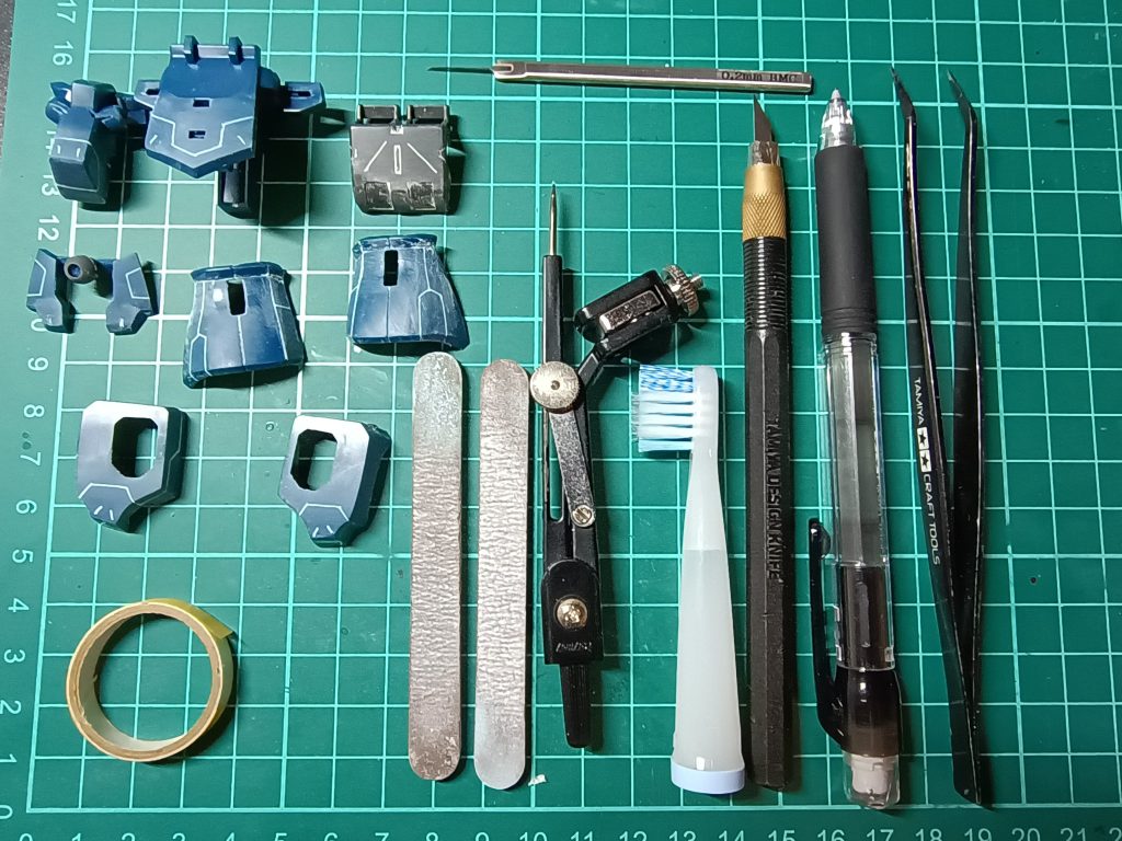 デティールアップに挑戦するも線が真っ直ぐにならなかったり左右対称じゃなかったりともっと修行が必要ですね。ガイドテープをしかっり固定しないとこうなることを学びました。ガイドテープが面倒になってフリーバンド彫ったりしちゃいました。塗装するとそれっぽく仕上がって良かったです。