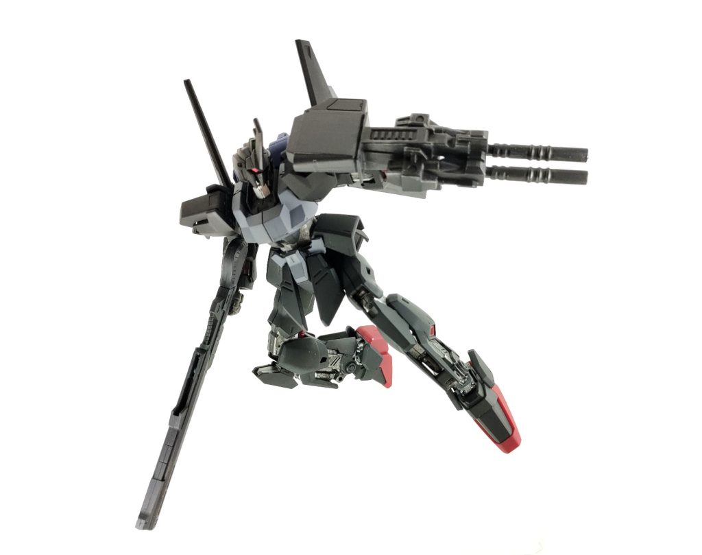 左腕には、2連装のビームライフルを装備しています。連射が可能で弾幕を張ることができるため、牽制などに利用します。 