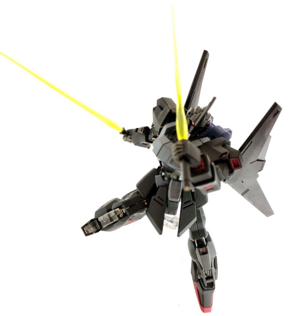 接近戦にはビームサーベルです。二刀流で応戦します。