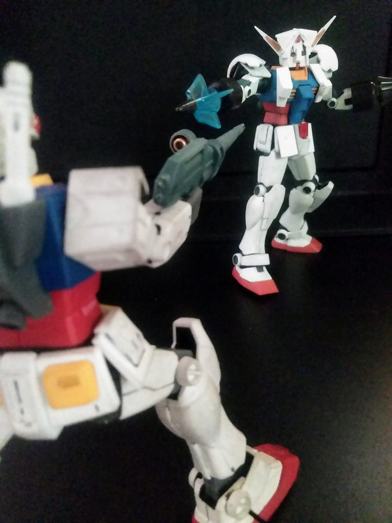 ｢A.P.S 1｣を見れば一目瞭然ですが　　　　　　　　　ボックスアートは｢ガンダム｣に酷似❗　　　　　　しかも『このキットはイラストと多少異なるところもあります』との注意書き有りです😢おそらく｢ドンの射撃武装｣は右腕のアンカー❓だけと推測されます😣