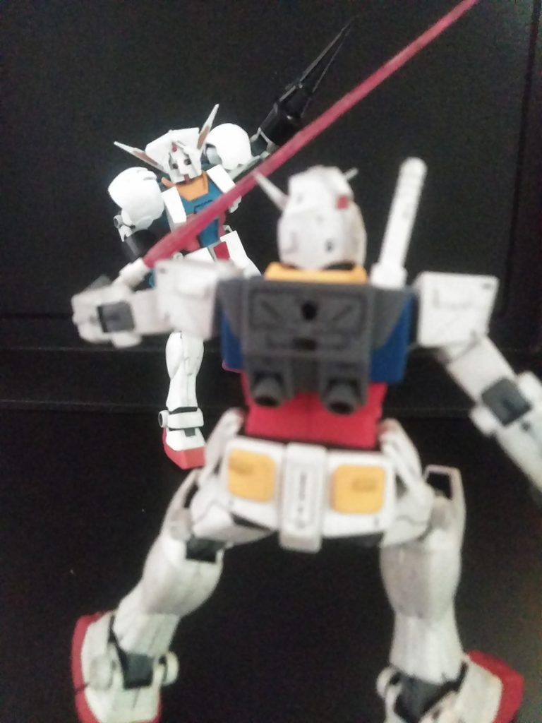 両腕のジョイントは《輪ゴム》❗😲　　　　　　　　と、いう事は経年劣化で・・・　　　　　　　あっ、でもそういうプラモデルは資料なんかで昔良く見た記憶があります🧐｢ドリル VS ビームサーベル｣　　　　　　　　　　　コイツァ萌える💗　　　　　　　　　　　　　このシリーズって｢指がある｣ロボットが居ないんです🤫