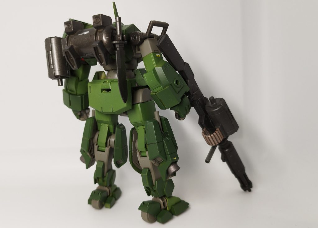 ガトリング砲の予備マガジンとナイフを装備脚にはビームサーベルビーム兵器を主力にしないのは、脚のバーニアで機動に振っているから