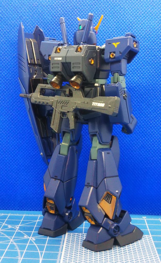 背面はバーニアスラスタを大型化し、加速性の更なる強化とチョバムアーマー装着時の機動性低下を抑えています。またリアスカートアーマー接続穴を利用し、ライフルの懸架ラックを新設しました。