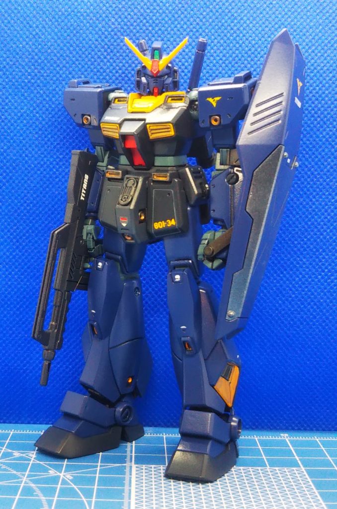 肩は棒接続だったのでボールジョイントに変更し多少可動域を拡大、肘は二重関節化しほぼ180度曲がるようにしました。この肘関節の改修により、「ガワラ曲げ」できるようになりました。