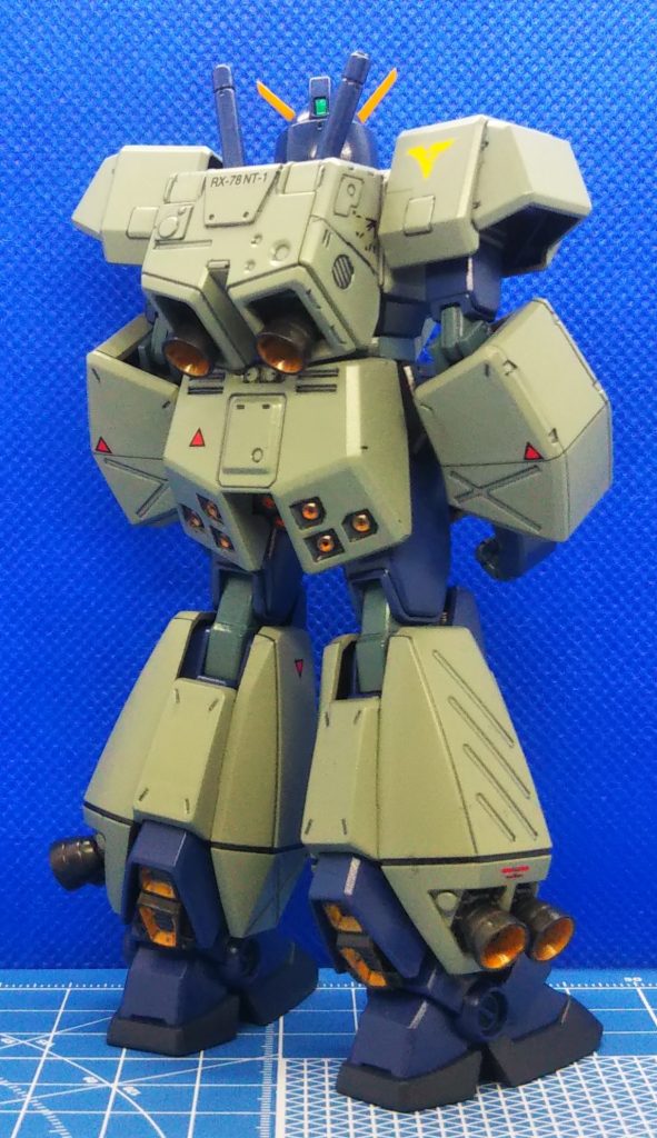 脚部アーマー外側にもバーニアを増設し、機動性低下を抑えています。 