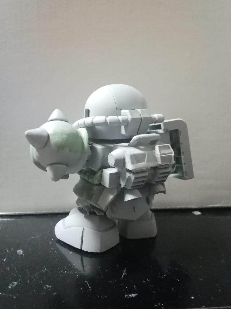 捨てサフ時の様子。バックパックもキットのものにパーツを追加して若干大型化させています。