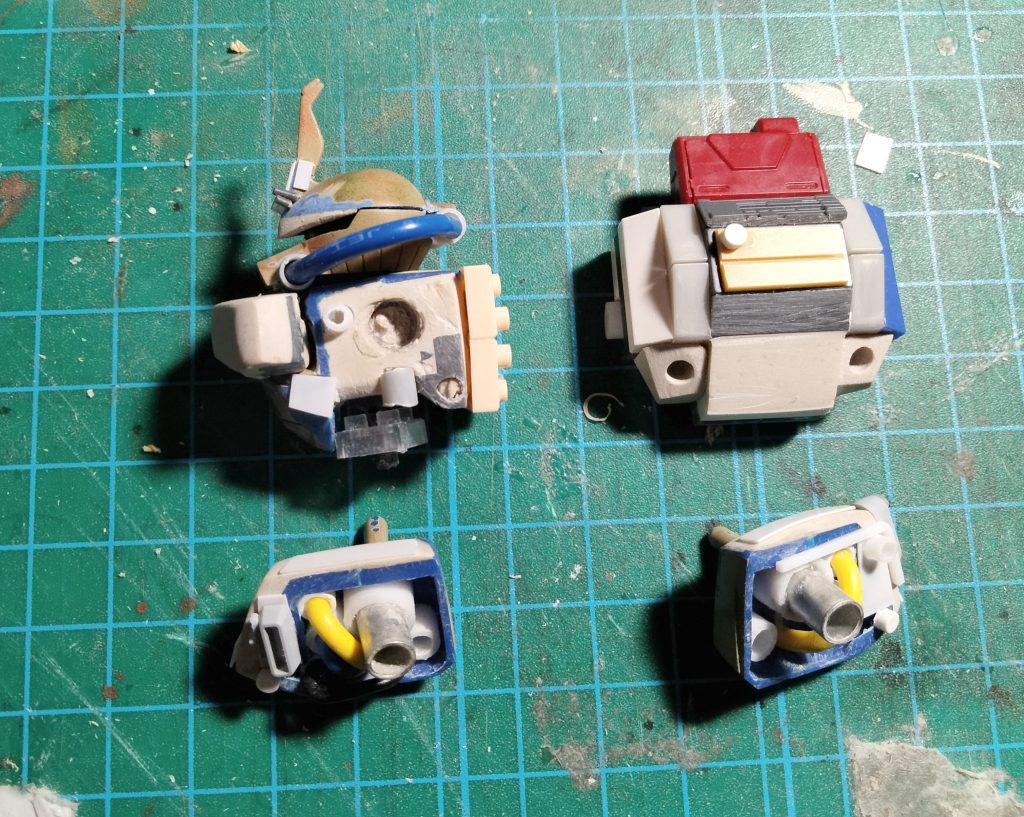 胴体を左右の肩と胸パーツに別けて内部を作ります。写真右上はバックパック。ブロックとジャンクパーツです。