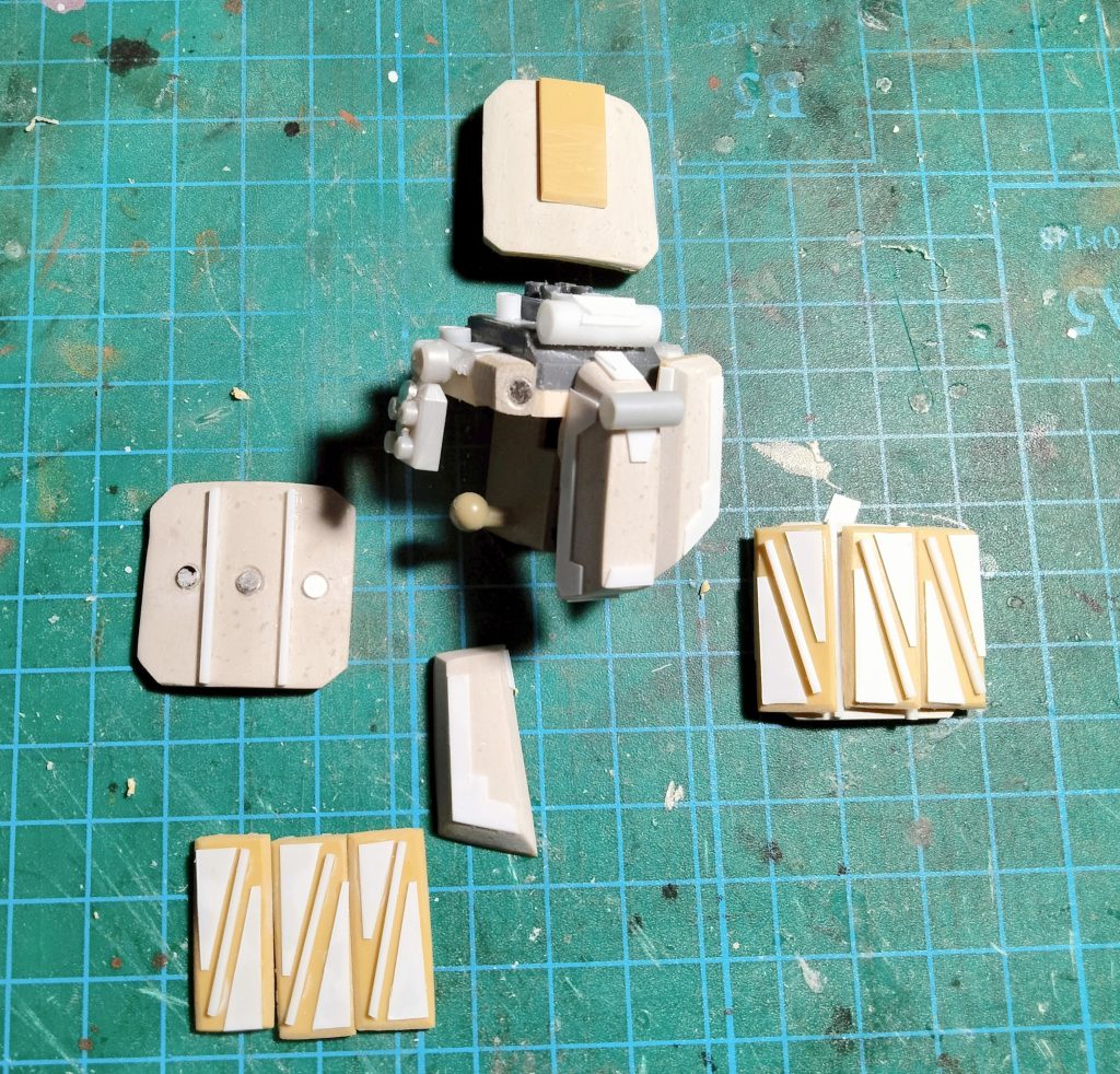 マイクロブロックとポリパテ、プラ材です。フロントアーマーとサイドアーマーの装甲は磁石で接着します。