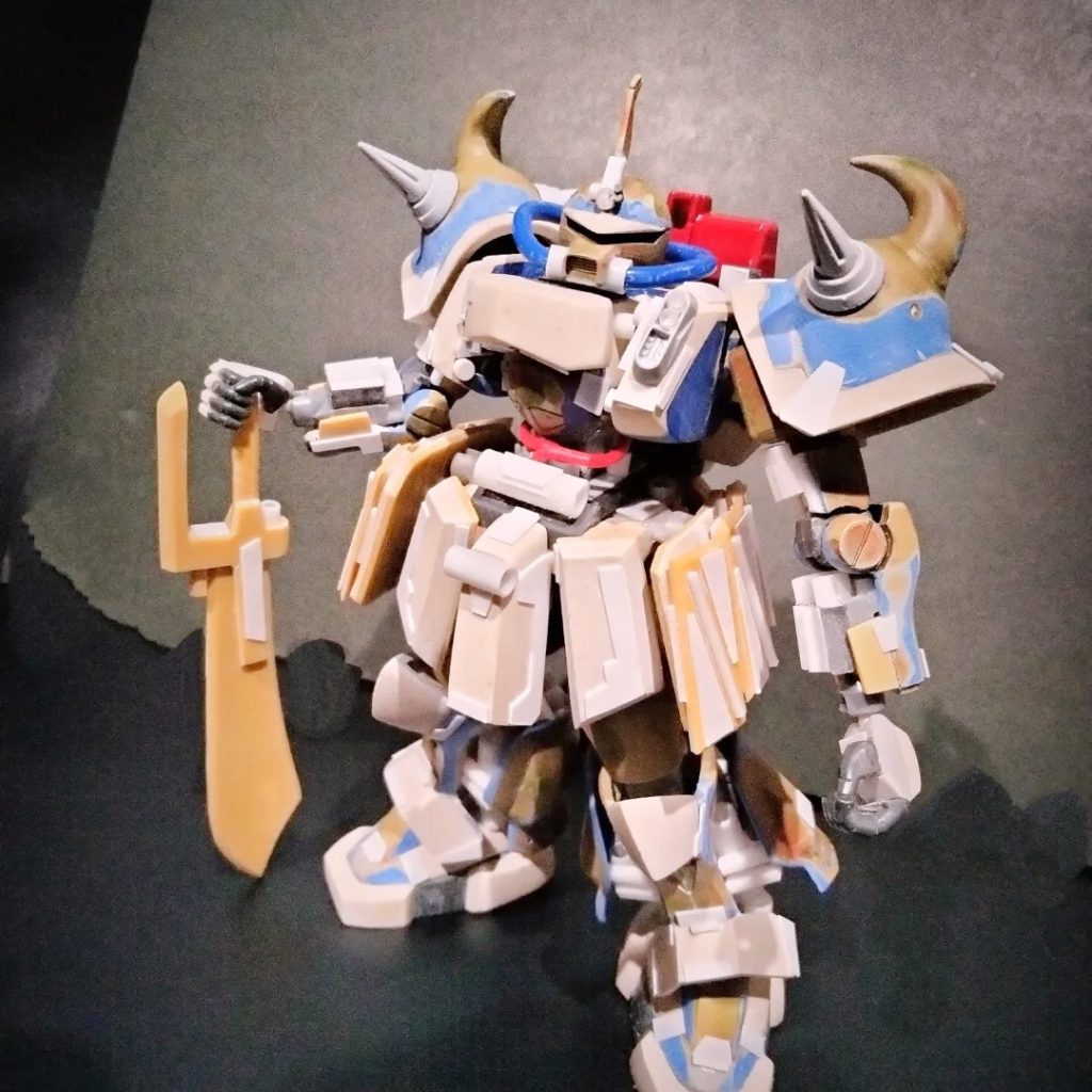 ベージュの部分はポリパテです。全体をボリュームアップ、目つきを鋭く悪役顔にしました。