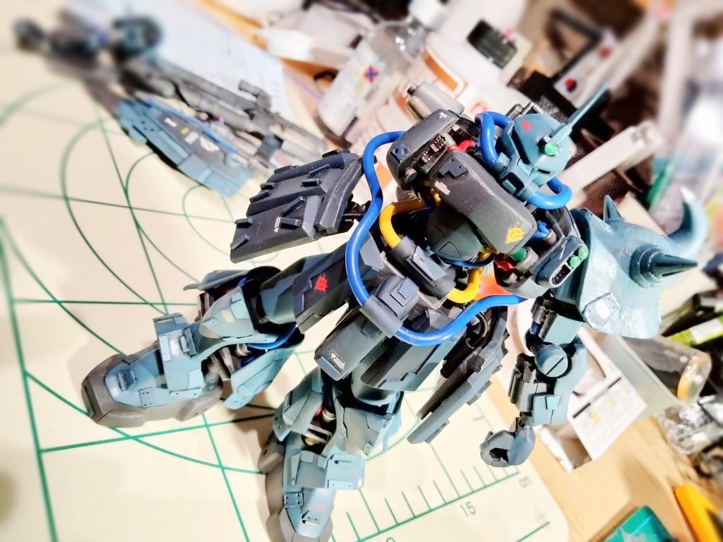 塗装後に配線を取り付けます。センサー類は緑で塗装後にUVレジンでレンズを再現してあります。