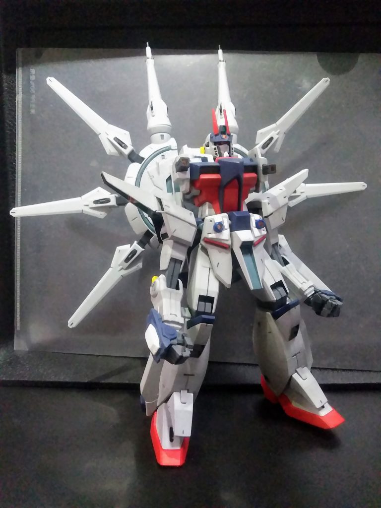 中古屋さんにて身請けして来ましたこの子😆 自分｢SEEDキットの1/100｣を弄るのは初めてなのですが、適度にモールドが入っており、可動域も十分な良キットなのですね😍　　　　　　あっ、因みにビームエフェクト関係は付属していませんでした😢