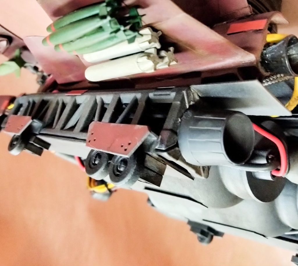 翼の下はミサイルやら爆弾やらを爆装しております。