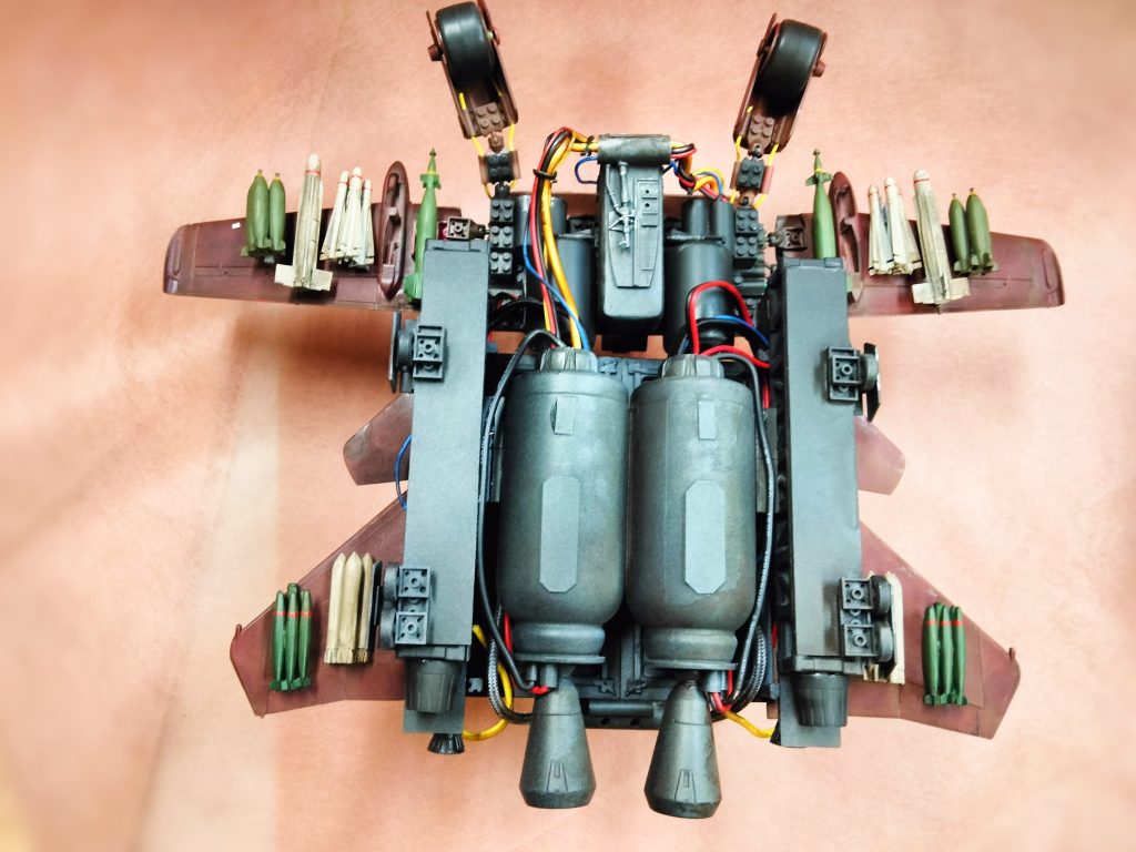 まんなかのエンジンは乳酸飲料の容器、左右の骨組みとMSの足場は100円SHOの雑貨です昔からドダイYSの機体正面のミサイル発射口が好みでは無かったので翼下に爆装させました。