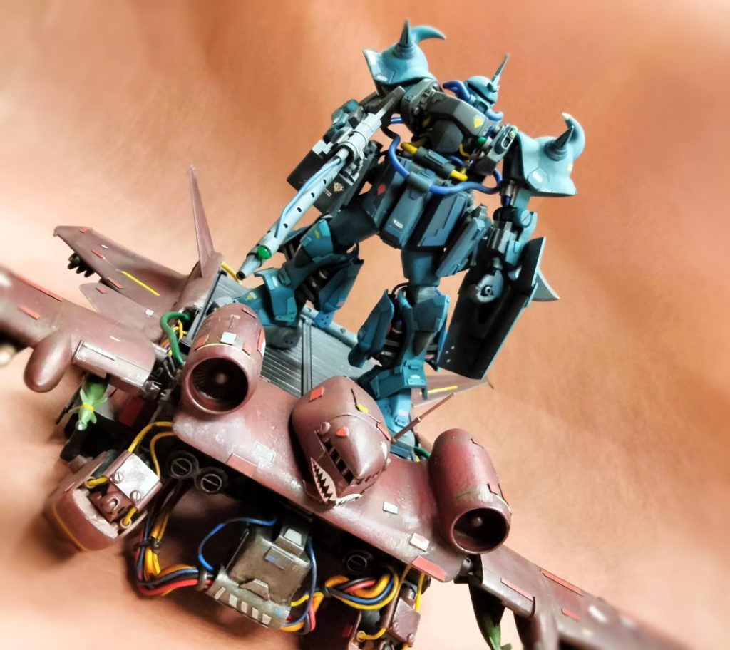 マシンガン装備のグフが搭乗。コクピット下のメカメカしい所は謎の配線だらけにして情報量を増やしつつ作品のアラを隠しております。