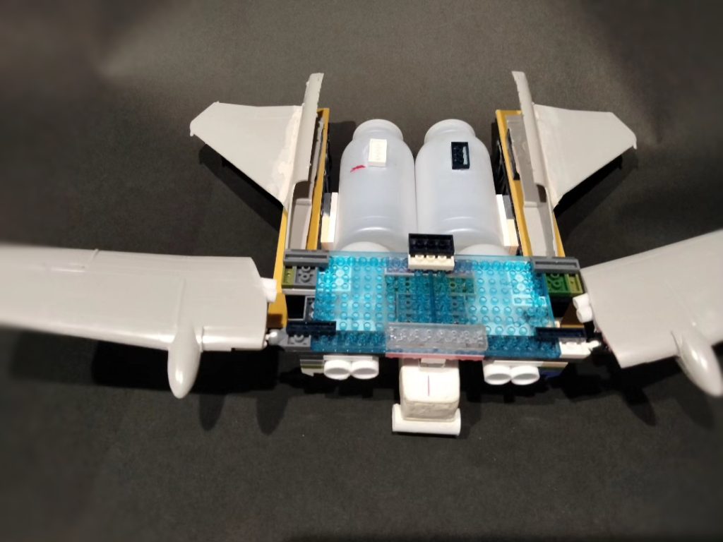 コクピット周りはマイクロブロックをベースにプラ材等でスクラッチ。