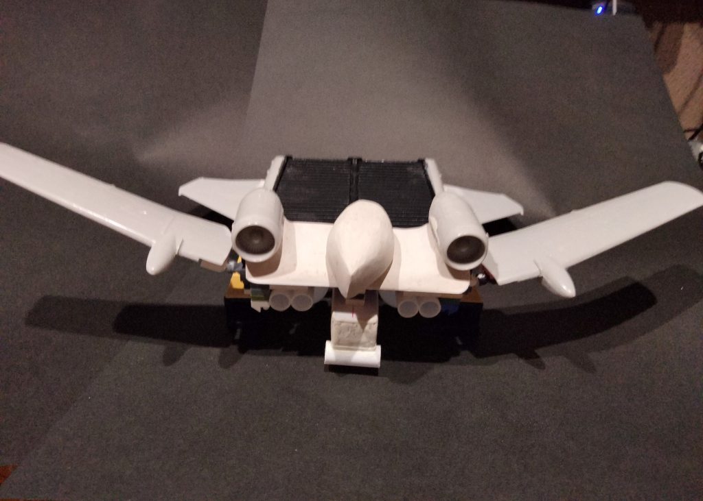 前翼は若干稼働します。