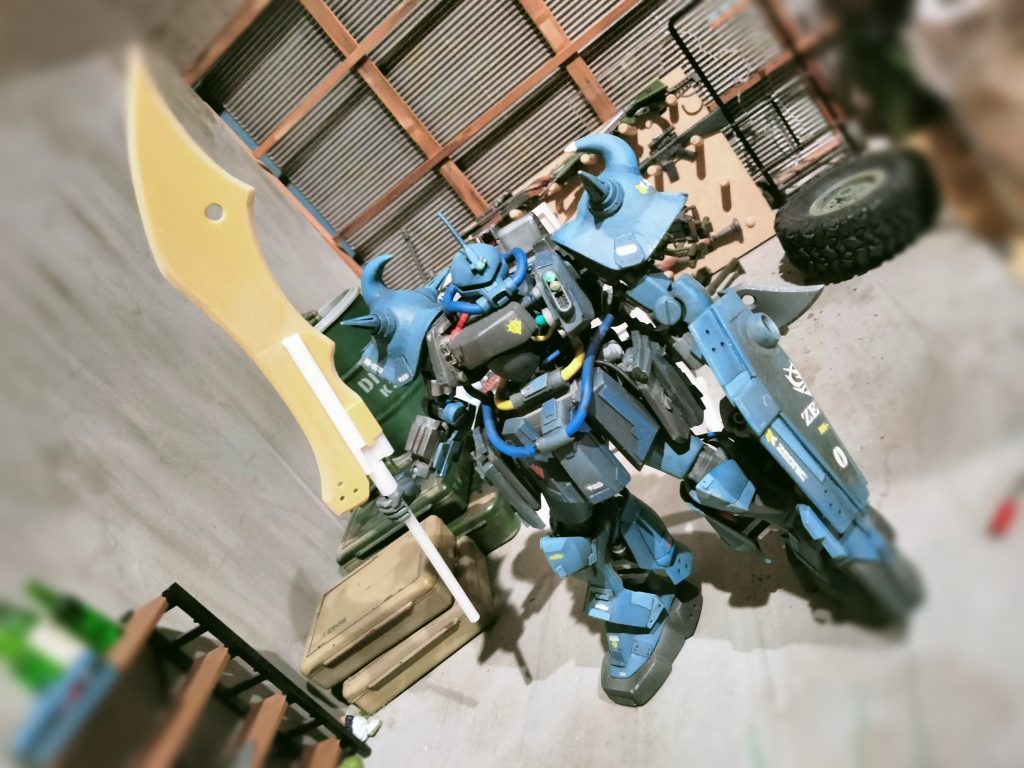 グフの追加武装の大型ヒートサーベルはプラ板からの削り出しです。こいつでオデッサに迫るビックトレーの艦橋をぶった切る気まんまんのグフ・・・・そんなイメージです。 