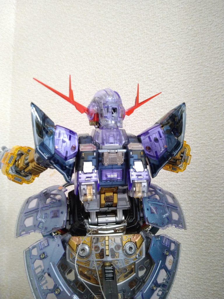 あまりポーズを変えたくないので、背後からの写真です。外装は、スポンジヤスリ→デカール→クリアー塗装→スポンジヤスリ→研磨クロス→コンパウンドの工程で研ぎ出しています。