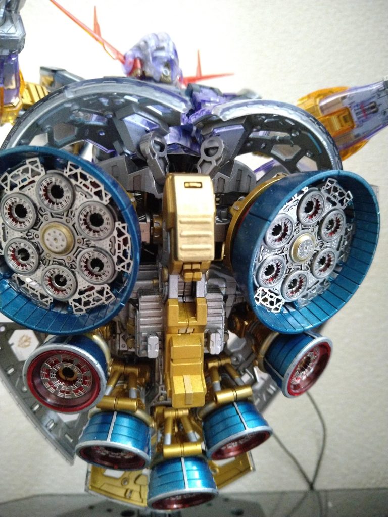 RGジオングといえばこのアングルですね！他のキットと比べてもRGはボリューム満点です。シルバー系やメタリック系の塗料を複数使用してメカ感を演出しています。