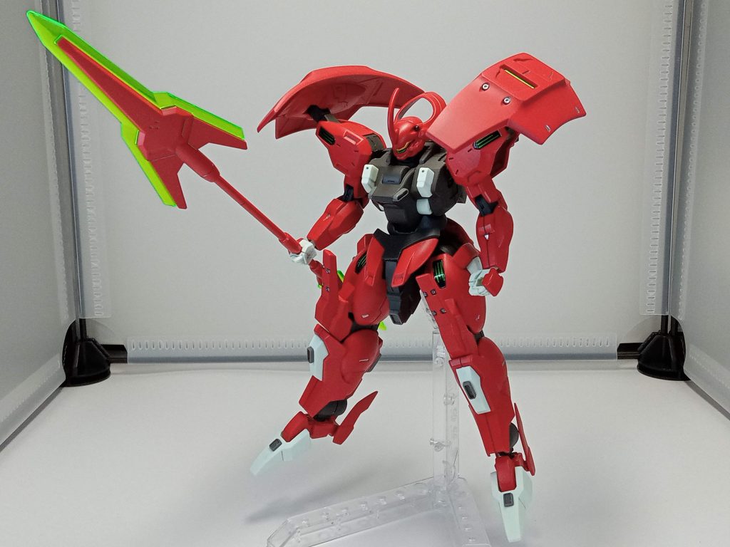 全身です、水星の魔女ダリルバルデレッドで全身筆塗り、シールドはガンダムカラースプレーレッドで(ちょっと疲れた)、ちょいちょいガンダムマーカーメッキシルバーで塗装しました。