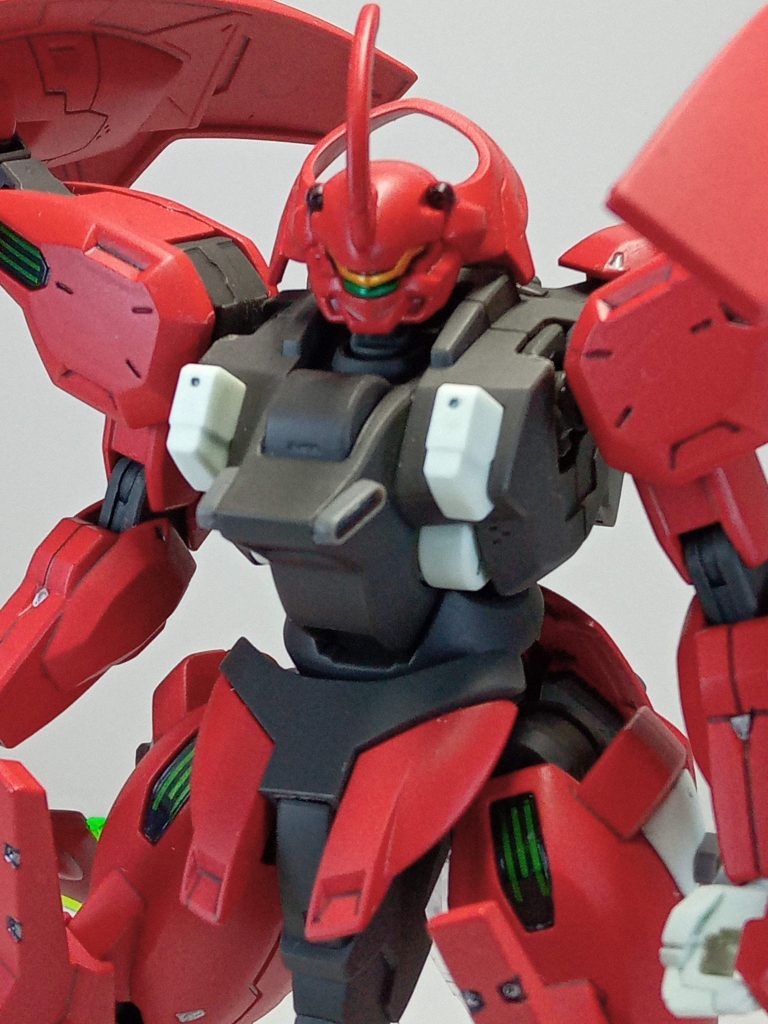 頭部のセンサーはガンダムマーカーイエローゴールドとメタリックグリーンで塗装しました。