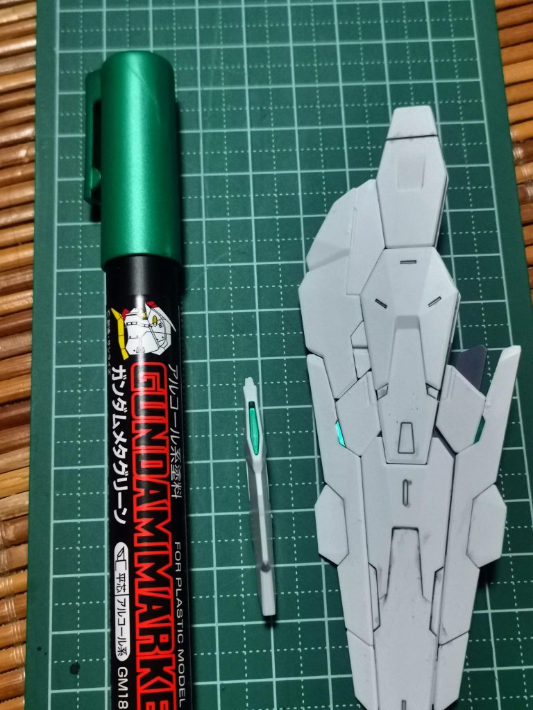 キラリと光るグリーンで塗装しました。はみ出しは紙やすり（１５００番）、メラニンスポンジで消します。