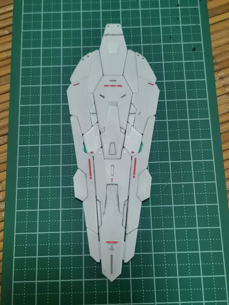 ワンポイントになるようにデカールを貼りました。（表側だけ）