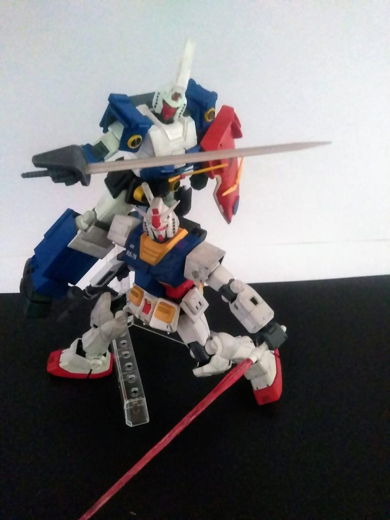 商品展開はメインの「バイソン」他3機(気になる方は個人でどうぞ)が「ガンプラの1/100相当」その他(結構 数が居ます)は「1/144相当」 また「ドーム基地」(永大というメーカーの流用)                                                                           「ジオラマセットが 4 種類」(ドーム基地+メイン機体)                「スーパー リアル タイプ」(ガンプラのリアルタイプ) がございます😮 う~ん。こういう所が如何にも「パチもん」