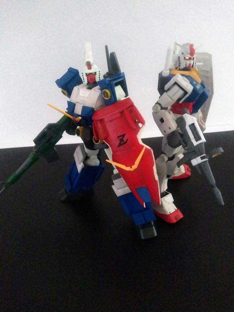 では、本家と揃い踏み😍                                  自分の技量が足りないからナントも言えませんが、云うほど似てはいないです🤣プラモとして「ガンプラ」よりも勝っている点もあり、『コックピット開閉』関節はポリキャップこそ使ってませんが『ラチェット式』なんだそうです🤔