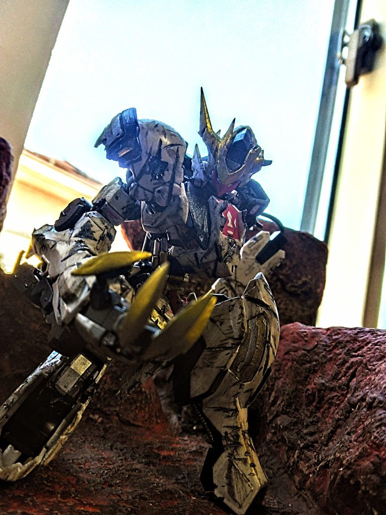 膝立ちする際に足は姿勢を保つために散っていきました…稼働域の都合上削ったりパテで腰の接続角度を変えたりなど、意外と細かいことをしており、腰のシリンダーを四本も追加してようやく丁度いい感じに収まっています。