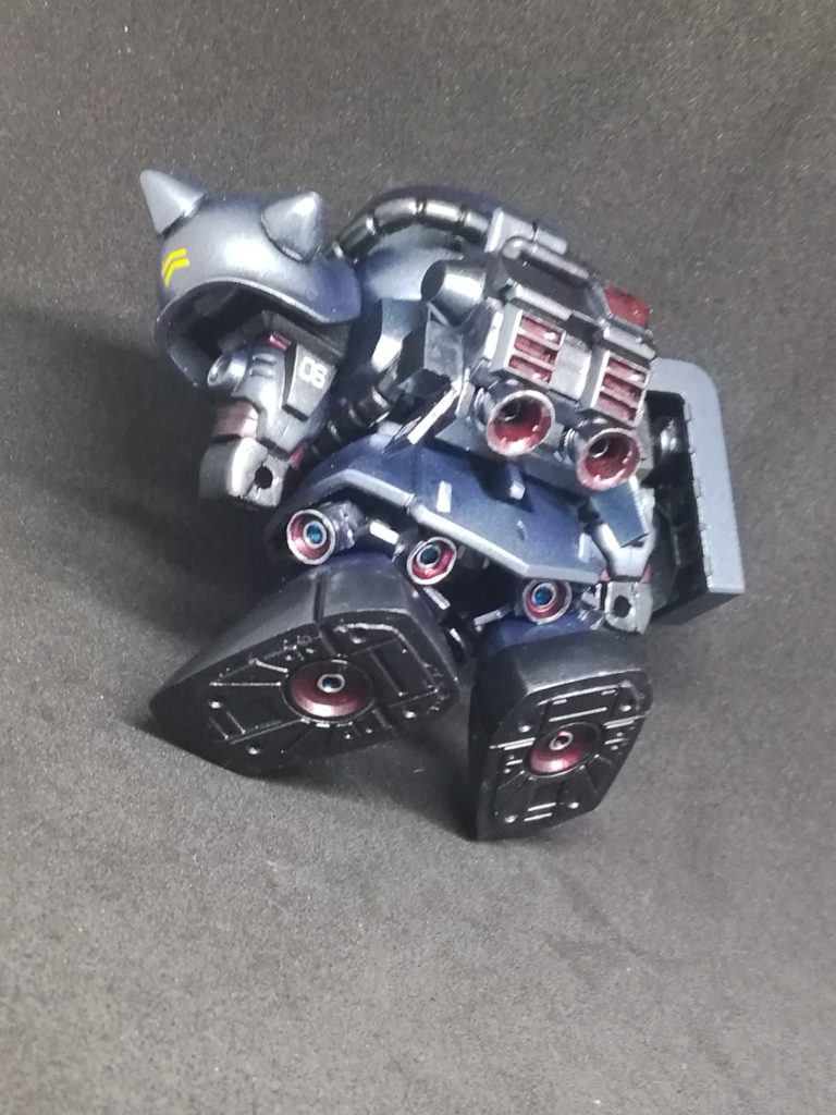 脚部や大型のバックパックもSD用にアレンジして再現。