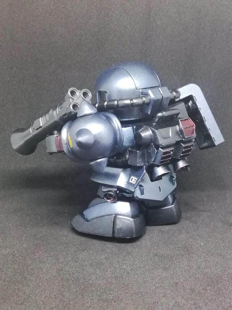 バズーカもキットのものにクロスシルエットザク付属のザクバズーカのパーツを移植(弾倉とスコープセンサー)